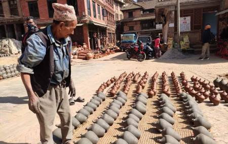 पोटरी स्क्वायरमा आफूले बनाएर सुकाएका सामान हेर्दै गणेशभक्त प्रजापति।